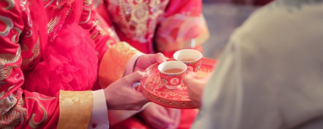 男女喝交杯酒的意思(酒桌上男女喝交杯酒代表什么)