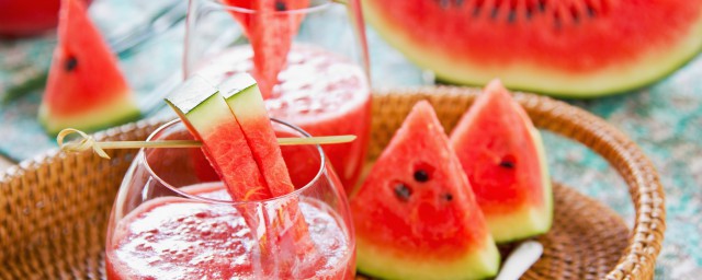 西瓜和啤酒可不可以同食(啤酒不能和西瓜一起吃吗)