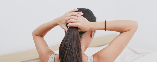 待我长发及腰下一句介绍(待我长发及腰的上一句)