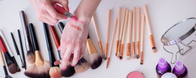 皮肤黄口红用什么颜色(黄皮肤用啥颜色的口红)