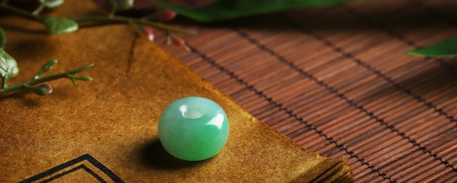 佘太翠手镯有哪些功效与作用(佘太翠手镯带有什么功效)