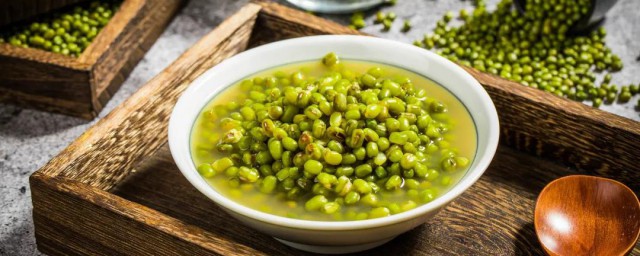 关于绿豆和金银花煮水的功效介绍(绿豆汤和金银花的功效与作用)