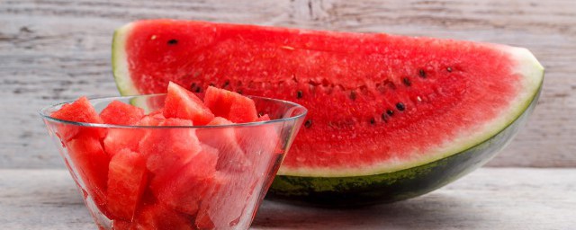 西瓜食疗怎样帮你缓解疱疹性咽峡炎(西瓜霜治疗疱疹性咽峡炎)