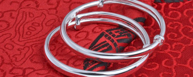 盘点女人戴银手镯的好处和禁忌(女人佩戴银手镯的好处)