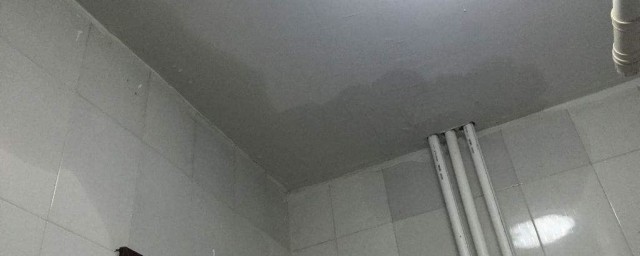 如何处理楼上漏水楼下案例分析(楼上漏水处理方法)