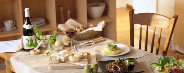 饭桌注意事项(餐桌的基本礼仪和注意事项)