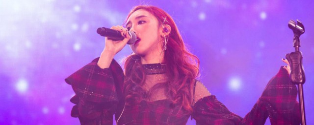 有关我怎么哭了歌曲歌词(我怎么哭了这首歌表达了什么)