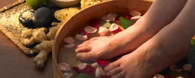 夏季泡脚的好处是什么(请问夏天泡脚有什么好处)