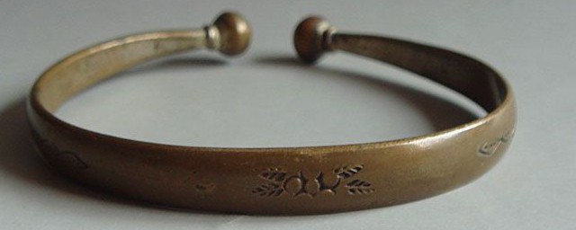 戴铜手镯的好处和禁忌分别是什么(戴铜手镯好不好)