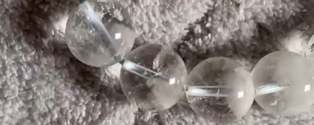 白水晶手链有哪些禁忌和功效呢(水晶手链的功效与禁忌)