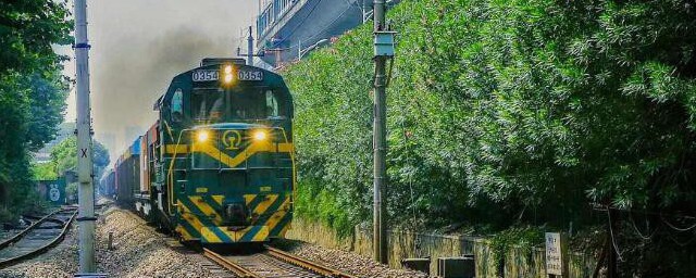 关于久违的绿皮火车的说说(坐绿皮火车沿途的说说心情)