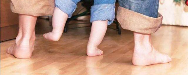 在瓷砖上光脚走好不好(光脚在瓷砖上走的好处)