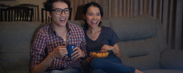 邪恶力量女主叫什么(邪恶力量里那个女主角叫啥)