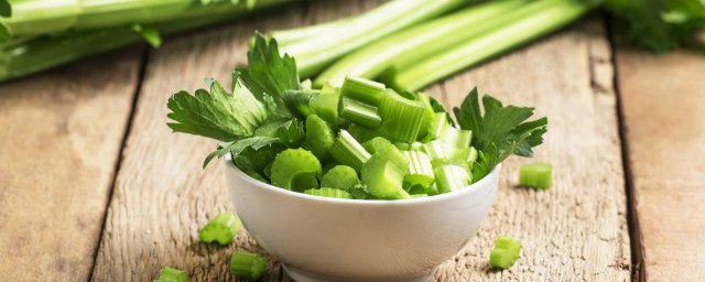 芹菜猪肉包子馅怎么做(芹菜馅肉包子咋做)