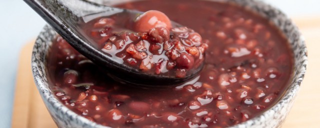 紫薯黑米粥有什么功效(紫薯黑米黑芝麻粥有什么功效)