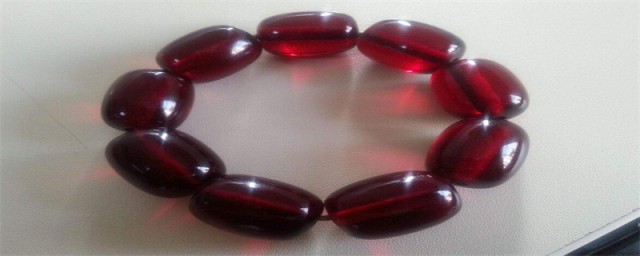 女人戴血珀有什么禁忌呢(女人佩戴血珀的对身体的好处)