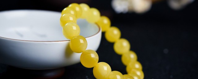 盘点戴蜜蜡有什么好处和禁忌(女性佩戴蜜蜡有什么好处及禁忌?)