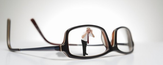 教你防止眼镜往下掉小窍门(眼镜总是往下掉小妙招)