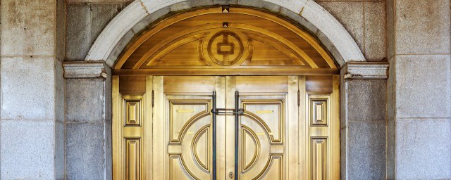 仿铜门打蜡正确方法是什么(铁门可以打蜡吗)