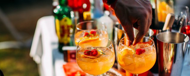 伤心酒吧歌曲简介(伤心的酒吧歌词)