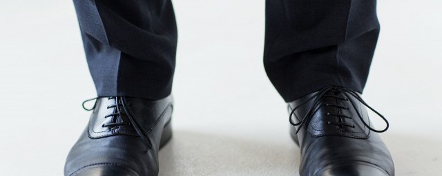 清洗皮鞋内部的方法(怎样清洗皮鞋的内部)