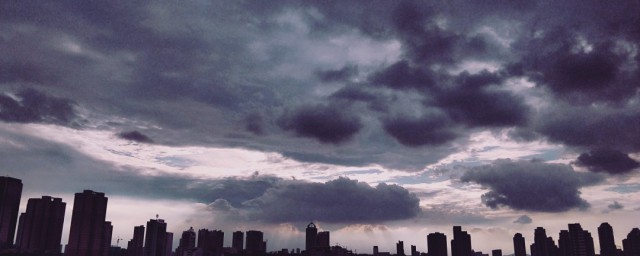 俄顷风定云墨色秋天漠漠向昏黑的意思(俄倾风定云墨色秋天漠漠向昏黑两句在诗中有怎样的作用)