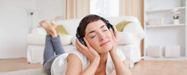 黑夜问白天歌曲简介(黑夜问白天这首歌表达了什么)