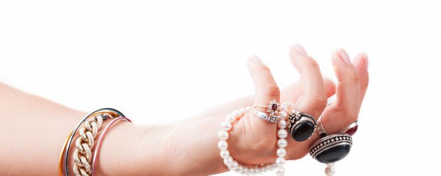 翡翠戒指清洗步骤(翡翠戒指洗手的时候需要取下吗)