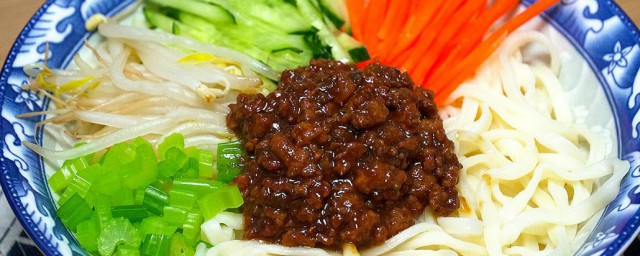 怎样做家常炸酱面(如何在家做简单的炸酱面)