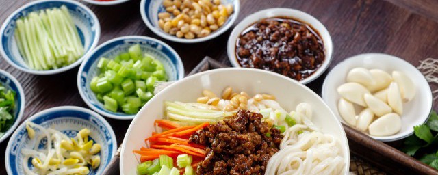 炸酱面怎么拼(炸酱面怎么拼写)