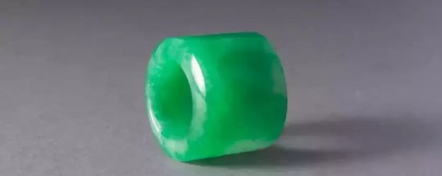 戴玉扳指的禁忌介绍(女生戴玉扳指好么)