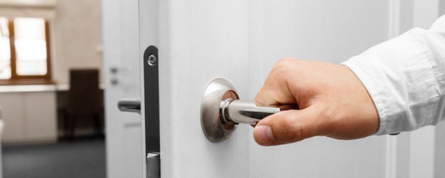 家里门把手总是有静电的解决方法(室内门把手有静电)