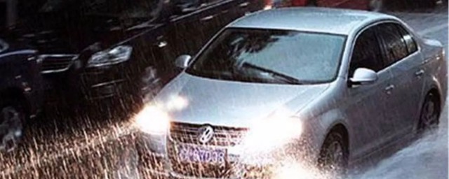 雨后汽车后轮抱死怎么办(下完雨车后轮胎抱死)