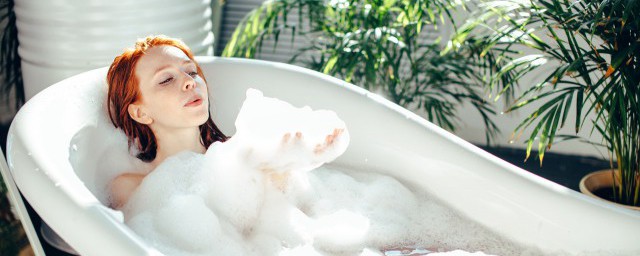 艾叶洗澡什么时候洗一次呢(艾叶水一天洗几次)