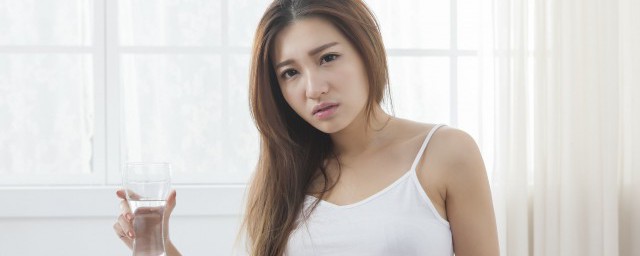 开水冲服的解释(用水冲服是什么意思)