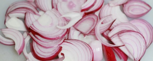 洋葱有黑的粉末是否可以吃(洋葱上面的黑粉有毒吗)