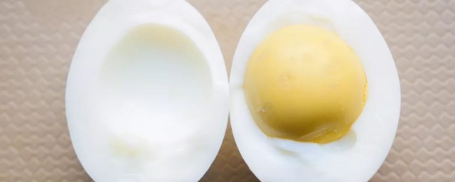 鸡蛋煮熟后蛋白发黑的原因(煮出的鸡蛋白发黑)