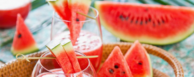 西瓜有点烂了还可不可以吃(西瓜部分烂了.没坏的地方可以吃吗)