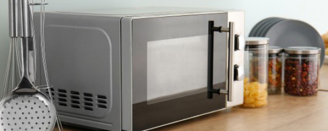 关于锡纸可以放微波炉加热的问题(锡纸能直接放微波炉加热吗)