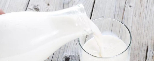 纯牛奶掉在衣服上解决方法(牛奶弄在衣服上)