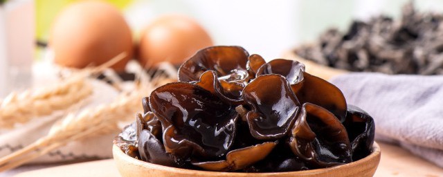 吃没熟的木耳会不会中毒(吃了半生不熟的木耳会中毒吗)