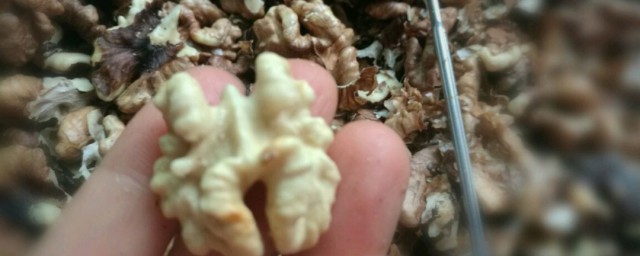 核桃外皮弄到手上解决方法(手碰到核桃皮怎么处理)