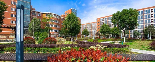 南京师范大学附属中学内容简介(南京师范大学附属中学是什么学校)