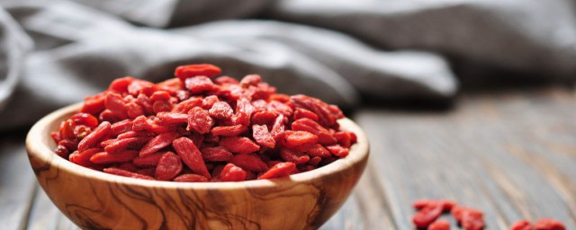 杨梅与枸杞可以在一起泡酒吗(枸杞跟杨梅能一起泡酒吗)