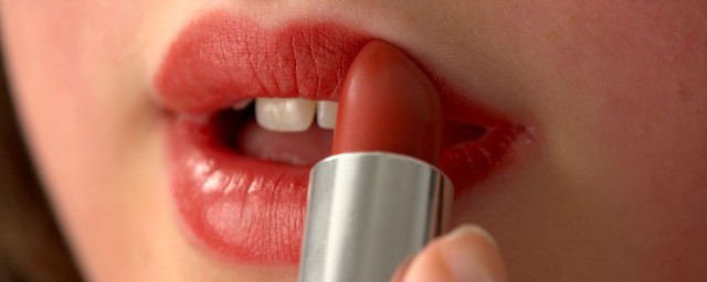 口红变干变硬的解决方法(口红放久了干硬怎么办)