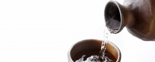 白酒放冰箱里冰了以后还能不能喝(白酒会冻成冰吗?白酒能不能放在冰箱保存)