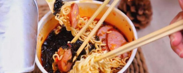 桶装方便面过期了能不能吃(桶装过期方便面能吃吗)