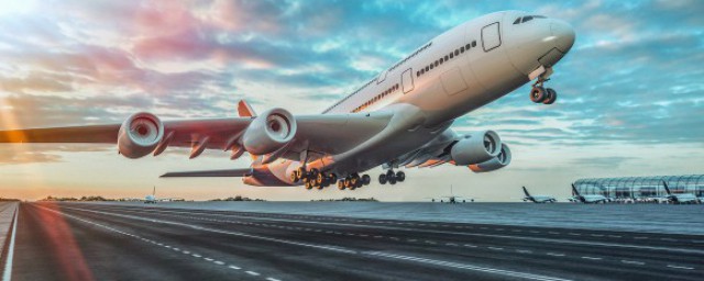 关于坐飞机托运收费的问题(乘坐飞机行李托运收费吗)