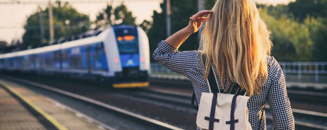 软卧车厢有没有充电插座吗(卧铺车厢有充电插座吗)