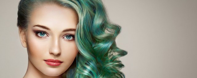 怎么把桌子上的染发剂洗掉(染发剂弄到桌子上最简单方法去掉)